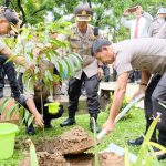 Kapolri Idham Aziz Tanam Pohon Eboni di Sulawesi Selatan