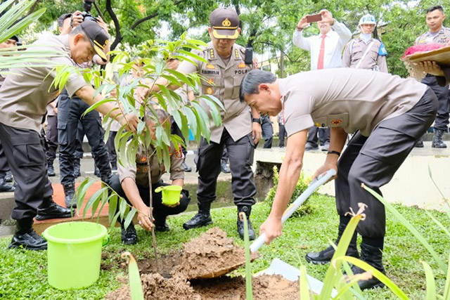 Kapolri Idham Aziz Tanam Pohon Eboni di Sulawesi Selatan