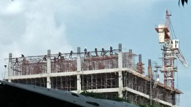 Warga Tugu Selatan Keluhkan Pengerjaan Bangunan 8 Lantai