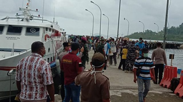 IKBBA Raja Ampat Bagikan Seribu Masker Gratis