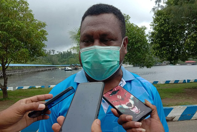 IKBBA Raja Ampat Bagikan Seribu Masker Gratis