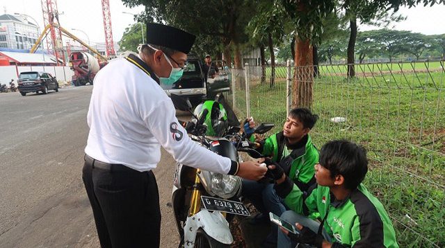 PKS Peduli Driver Ojol, Bagikan Masker dan Hand Sanitizer