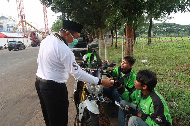 PKS Peduli Driver Ojol, Bagikan Masker dan Hand Sanitizer