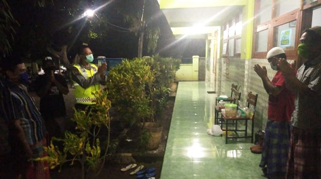 Bhabinkamtibmas Sambang Desa Pantau Pos Karantina Desa Tanjungsari