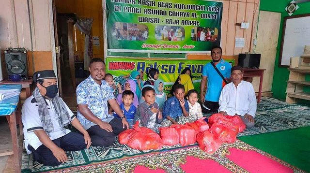 Rumah Sandi Uno Indonesia Bagikan Sembako Kemanusiaan di Raja Ampat