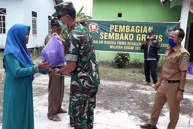 Dansatgas TMMD Kodim 1011 KLK Peduli Warga Terdampak Covid-19