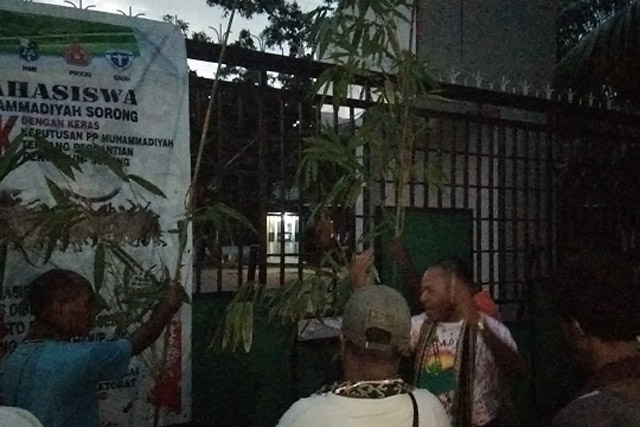 Suku Moi Memalang Pintu Gerbang Kampus, Minta Rektor UMS Tak Diganti