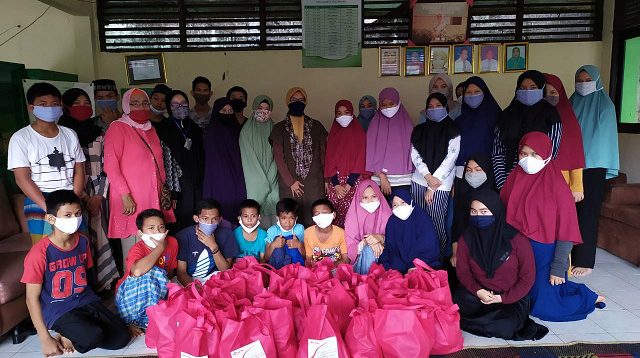 Peduli Covid-19, Kompak-UMJ Berbagi di Panti Asuhan Amal Wanita Ciputat