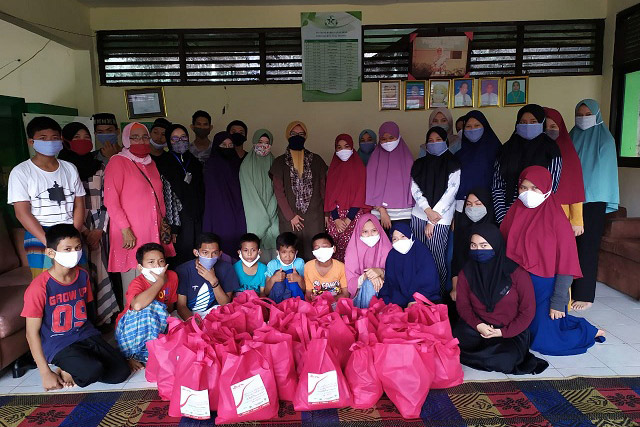 Peduli Covid-19, Kompak-UMJ Berbagi di Panti Asuhan Amal Wanita Ciputat