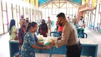 Polsek Kapuas Barat Peduli Warga Desa Sei Kayu Terdampak Covid-19
