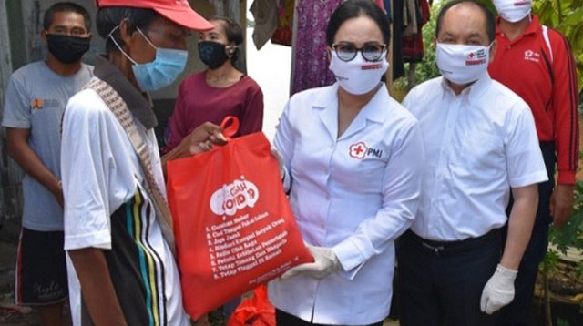 Ary Egahni Salurkan Bantuan PMI Secara Door to Door