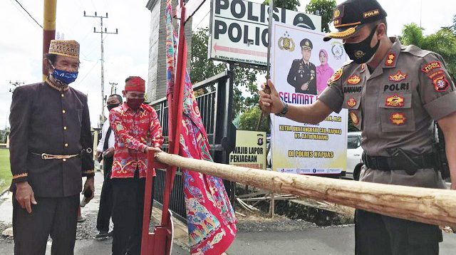 Tradisi Potong Pantan Iringi Kapolres Kapuas Baru AKBP Manang Soebeti