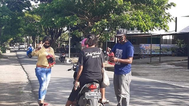 Koalisi Suara Rakyat Untuk Afu Jilid II Bagikan 1000 Masker di Waisai Raja Ampat