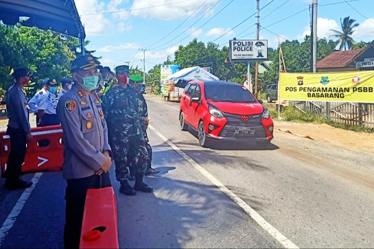 Patroli Gabungan Tinjau Pos Perbatasan di Hari Pertama PSBB Kapuas